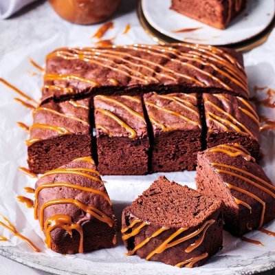 Zoom bild av Färdiga brownies på ett fat